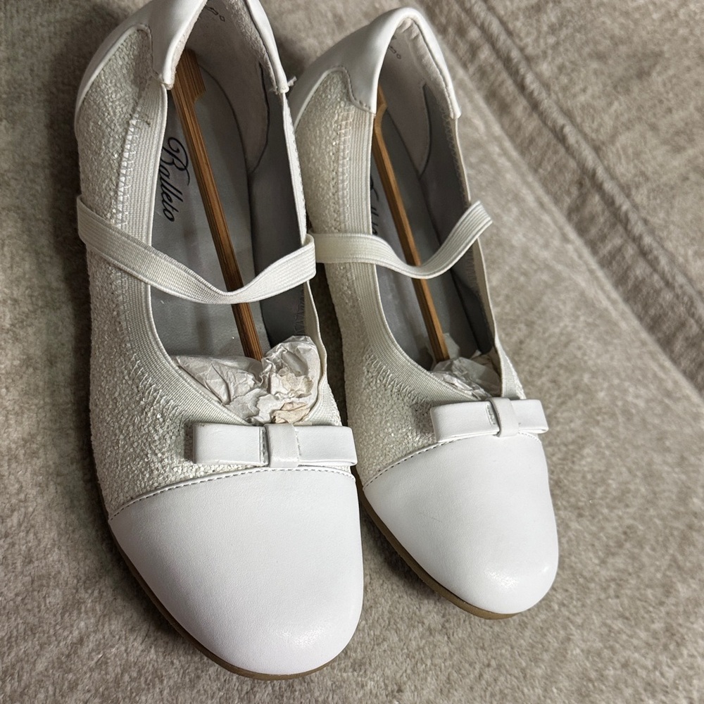 Girls size 4 Balleto White Ballet Flats with sparkles and bow detail